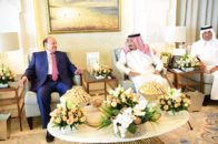 خادم الحرمين الشريفين يستقبل فخامة رئيس الجمهورية img